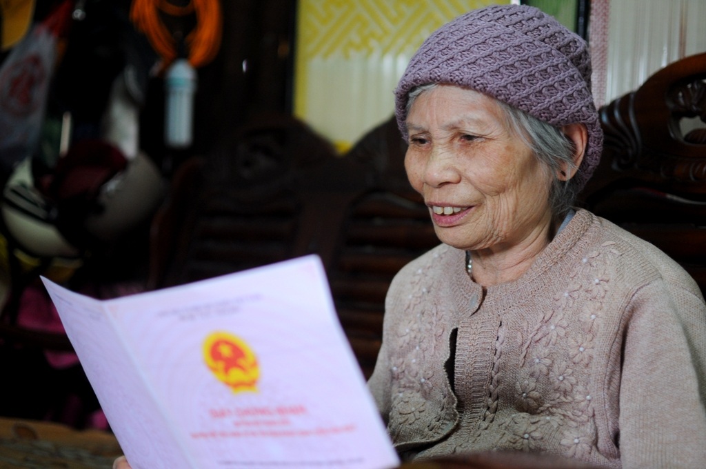 Cụ Lích xúc động không nói nên lời vì sau nhiều năm gian nan cầu cứu khắp nơi, cụ đã tìm được công lý khi có sự đồng hành của Báo Dân trí, luật sư Hồ Nguyên Lễ, sự chỉ đạo của Thủ tướng Chính Phủ Nguyễn Xuân Phúc và Bộ trưởng Bộ Tài nguyên và Môi trường Trần Hồng Hà