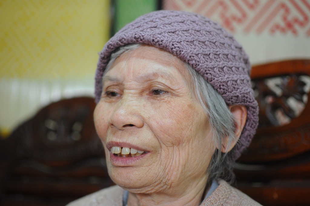 Cụ bà 75 tuổi mừng rơi nước mắt nhận cuốn sổ đỏ 0 đồng tiền thuế - 3