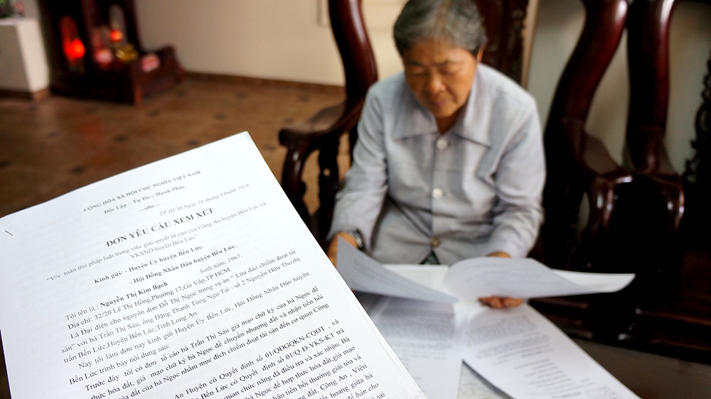 Vụ cụ bà 76 tuổi kêu cứu ở Long An: Trở lại “điểm ban đầu” sau hàng trăm lá đơn khiếu nại! - Ảnh 2. Vụ cụ bà 76 tuổi kêu cứu ở Long An: Trở lại “điểm ban đầu” sau hàng trăm lá đơn khiếu nại! - Ảnh 2.