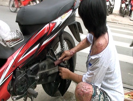 Vụ axit hủy hoại một gia đình: Xuất hiện người lạ đến thương lượng? - 2 Chị Loan mưu sinh bằng nghề vá xe dạo bên lề đường