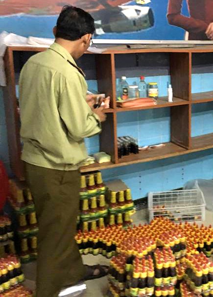 Sa tế tôm, sốt lẩu Thái làm bằng hoá chất "mập mờ" nguồn gốc - 2 Lực lượng QLTT niêm phong số hàng có dấu hiệu vi phạm chờ xử lý.