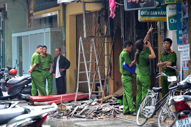 Cơ quan chức năng khám nghiệm hiện trường vụ cháy trong hẻm 453 Lê Văn Sỹ vào sáng 16/12.