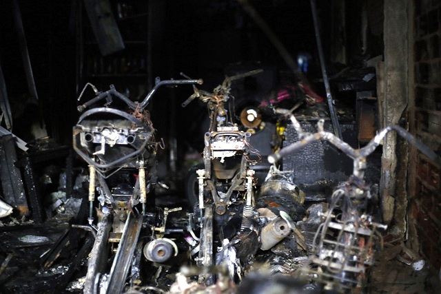 Tài sản bên trong nhà bị thiêu rụi.