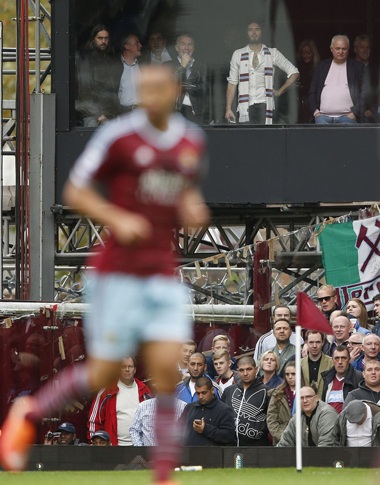 Ngôi sao điện ảnh Russell Brand, một fan của West Ham đến xem đội bóng này thi đấu