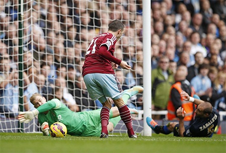 Bất ngờ nổ ra ở phút 21 khi Amalfitano mở tỉ số sau đường căng ngang như đặt của Enner Valencia