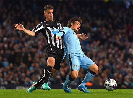 90 phút thảm họa của Man City ngay tại "thánh địa" Etihad - 8 Ngay sau bàn thua, Man City tiếp tục nhận trái đắng. Silva đã bị đau trong pha va chạm với Taylor