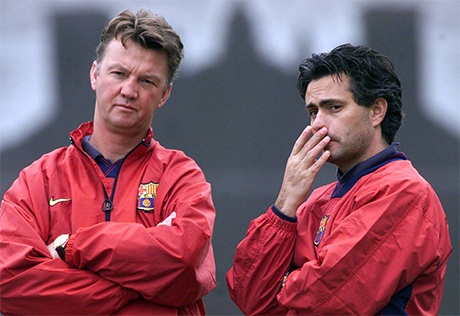 Van Gaal và Mourinho trên sân tập của Barcelona