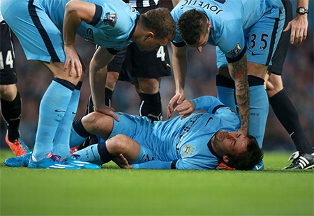 Tiền vệ người Tây Ban Nha tỏ ra vô cùng đau đớn
