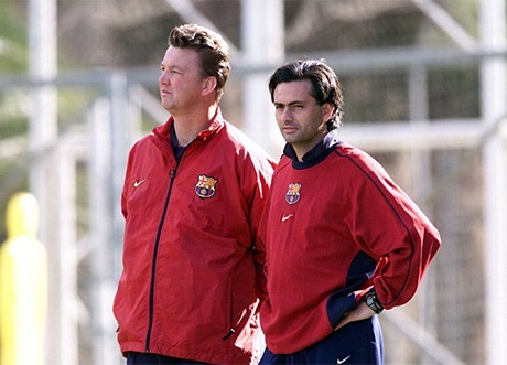 Van Gaal và Mourinho trên sân tập của Barcelona