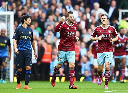 Bàn thắng dễ dàng của Amalfitano khi công đầu thuộc về Valencia