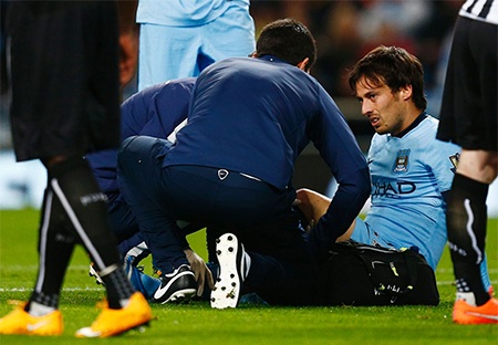 90 phút thảm họa của Man City ngay tại "thánh địa" Etihad - 10 Mặc dù được các nhân viên y tế chăm sóc nhưng Silva đã không thể tiếp tục thi đấu