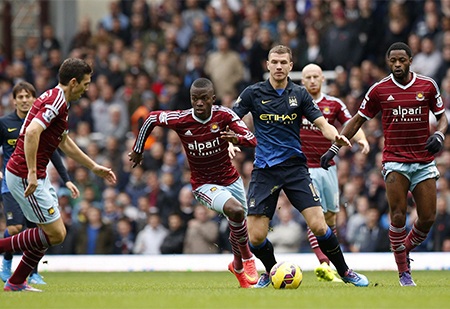 Thủ thành Adrian chơi rất cố gắng để giữ an toàn cho mành lưới