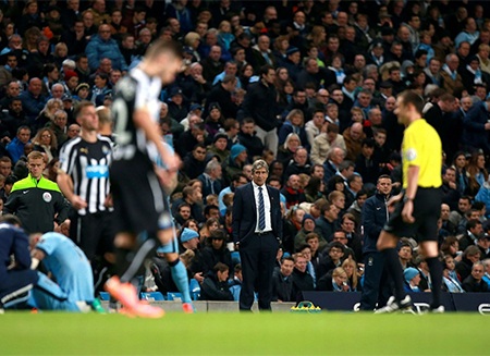 90 phút thảm họa của Man City ngay tại "thánh địa" Etihad - 13 Pellerini đứng bất lực bên ngoài đường biên, đội bóng của ông chơi quá nhạt nhòa