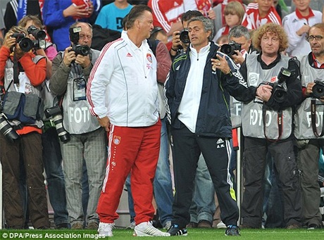 Vị thuyền trưởng của Chelsea hiện này thời còn ở Barcelona có nhiều kiểu tóc rối mắt