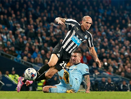 90 phút thảm họa của Man City ngay tại "thánh địa" Etihad - 20 Sự chán nản của Aguero và Dzeko khi họ sắp vấp phải thất bại