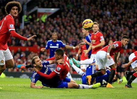 5 điểm nhấn từ đại chiến MU - Chelsea - 4 Tình huống cả Terry và Ivanovic bị cản ngã trong vòng cấm nhưng Chelsea không được phạt đền