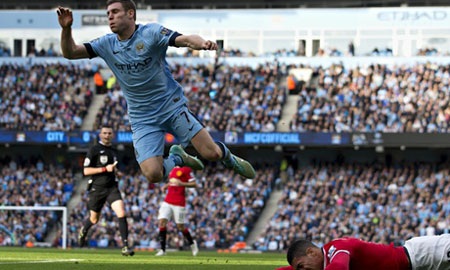 Những điểm nhấn sau đại chiến Man City - MU - 2 Smalling đã tỏ ra quá
non nớt trong những tình huống nhận thẻ