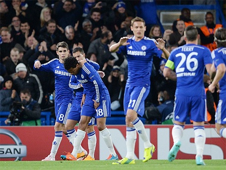 Chelsea chơi tennis với Maribor - 1 Các cầu thủ Chelsea ăn mừng bàn thắng mở tỉ số của Remy