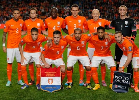 Milner (phải) thi đấu cho tuyển Anh