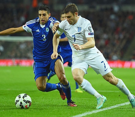 Milner (phải) thi đấu cho tuyển Anh