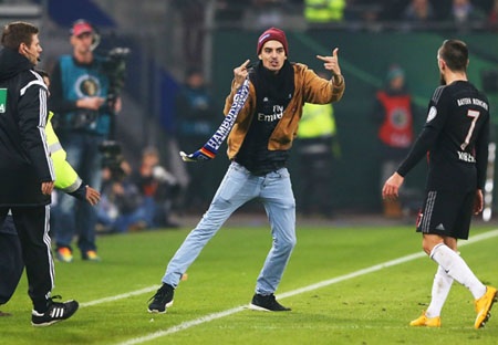 Ribery bị fan cuồng tấn công ngay trên sân - 1 Cổ động viên khiêu khích Ribery