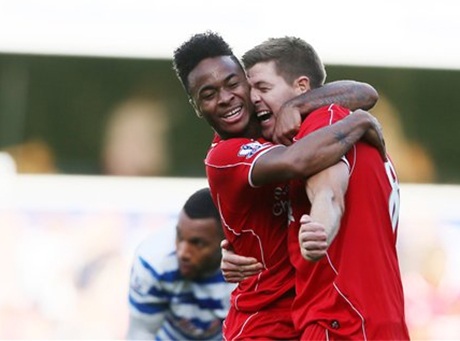 Sterling ăn mừng bàn thắng với Gerrard trong trận đấu gặp QPR