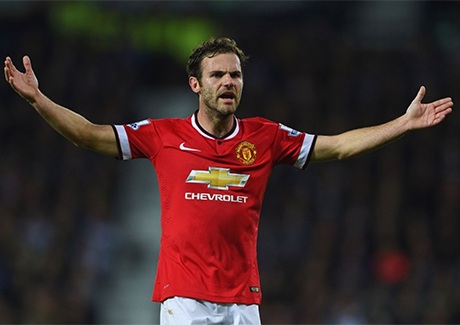 Mata phản ứng không hài lòng với đồng đội