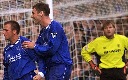 8 đại chiến đáng nhớ giữa MU và Chelsea - 4 Các cầu thủ Chelsea ăn mừng trước sự đau khổ của thủ thành Taibi