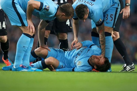 Đại họa giáng xuống đầu Man City trước đại chiến với MU - 1 David Silva chấn thương ngay ở phút thứ 5 trận gặp Newcastle