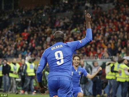 Italia giành chiến thắng nhờ pha lập công của Okaka