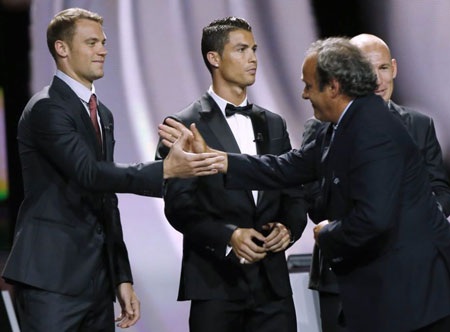 C.Ronaldo bị Chủ tịch UEFA Michel Platini phớt lờ - 1 Chủ tịch UEFA Michel Platini phớt lờ C.Ronaldo trong cuộc
đua đến QBV FIFA 2014