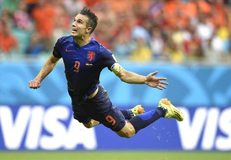 Van Persie để lại ấn
tượng với pha đánh đầu vào lưới Tây Ban Nha
