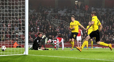 Nhìn lại chiến thắng giúp chiếc ghế của Wenger giảm nhiệt - 2 Tiền đạo trẻ người Pháp được ra sân do Welbeck chấn thương và anh đã nhanh chóng đặt dấu ấn