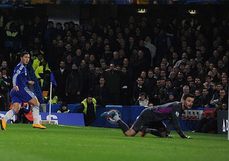 Phút 19, Drogba chuyền dọn cỗ đẹp mắt để Hazard sút tung lưới đối phương mở tỉ số