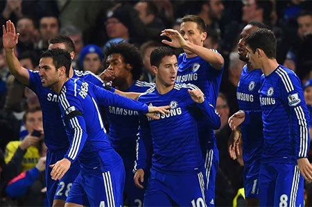 Các cầu thủ Chelsea chia vui cùng Hazard