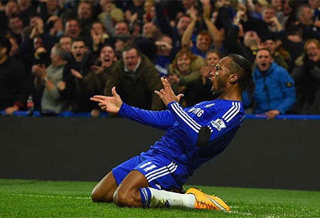 Các cầu thủ Chelsea chia vui cùng Hazard