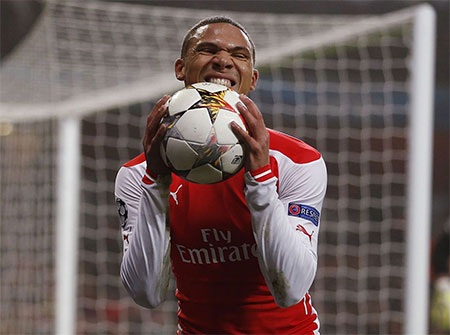 Nhìn lại chiến thắng giúp chiếc ghế của Wenger giảm nhiệt - 7 Sự tiếc nuối của Gibbs trong một pha bóng