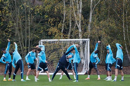 Các cầu thủ Chelsea khởi động tập luyện ở trên sân