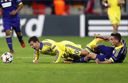 Fabregas ngã xuống sân sau pha vào bóng quyết liệt của đối thủ