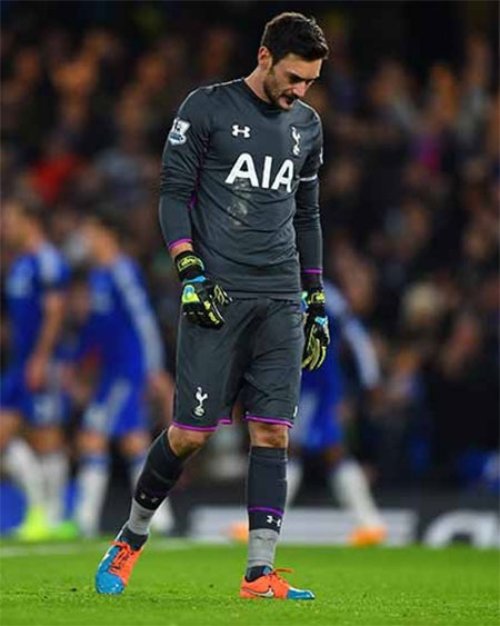 Thủ thành Lloris buồn bã khi phải vào lưới nhặt bóng lần thứ hai chỉ trong vòng ba phút