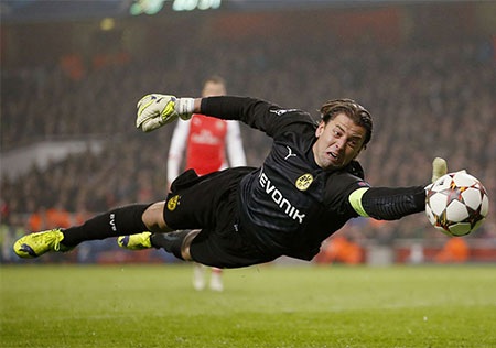 Nhìn lại chiến thắng giúp chiếc ghế của Wenger giảm nhiệt - 8 Thủ thành Weidenfeller trong tình huống cản phá cú dứt điểm của Chamberlain