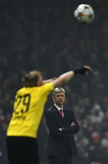 Nhìn lại chiến thắng giúp chiếc ghế của Wenger giảm nhiệt - 10 Wenger đăm chiêu bên sân cỏ dù Arsenal đã vượt lên dẫn trước