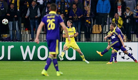 Ngay đầu hiệp hai, Ibraimi đã có cú dứt điểm tuyệt hảo để giúp Maribor vượt lên dẫn trước