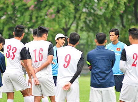 Công Vinh an ủi Minh Châu sau chấn thương nặng - 2 HLV Miura đã cho đội tuyển Việt Nam tập kín sau khoảng 15 phút đầu tiên mở cửa cho báo chí
