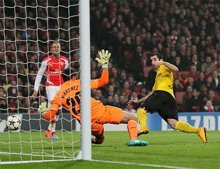 Nhìn lại chiến thắng giúp chiếc ghế của Wenger giảm nhiệt - 11 Wenger đăm chiêu bên sân cỏ dù Arsenal đã vượt lên dẫn trước