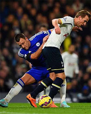 Terry ngăn cản pha đi bóng của Kane