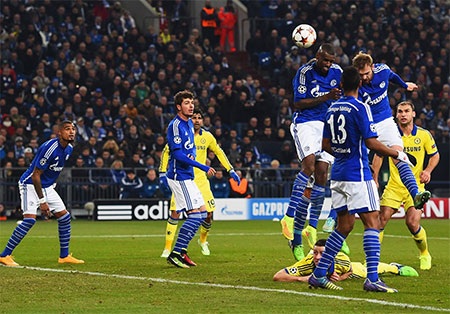 Trước khi hết hiệp thi đấu thứ nhất, cầu thủ Schalke tự đốt lưới nhà để giúp Chelsea dẫn trước 3-0