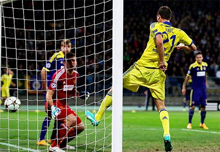 Matics là người lập công cho đội khách sau một pha đánh đầu từ quả phạt góc