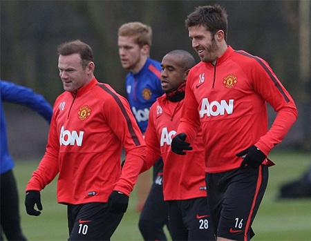 Di Maria, Shaw sẵn sàng "tiếp sức" cho MU - 12 Van Persie trao đổi với các trợ lý