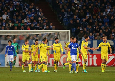 Niềm vui của các cầu thủ Chelsea trong khi các cầu thủ Schalke lặng lẽ buồn